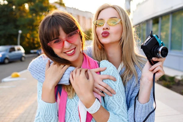 Mode Lifestyle Portret Van Twee Jonge Meisjes Beste Vrienden Straat — Stockfoto