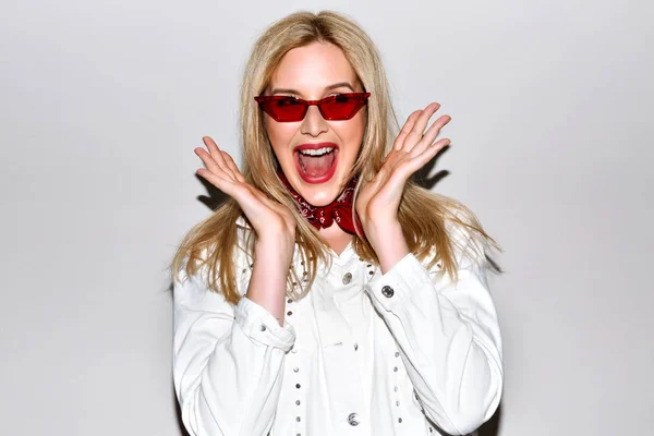 Young Beautiful Surprised Woman Posing Studio — Stock Photo, Image