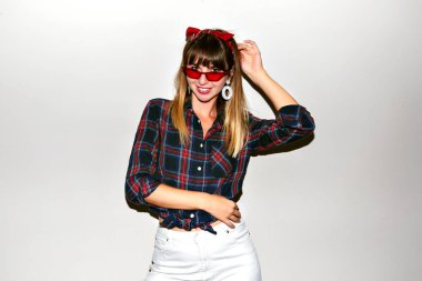 Stüdyoda poz veren güzel bir kadın.