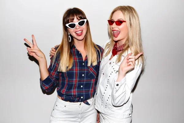 Close Fashion Lifestyle Portrait Two Young Girls Best Friends Posing — Stock Photo, Image