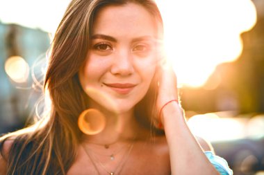 poz gülümseyen güzel kadın 