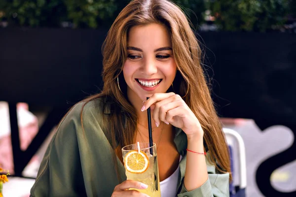 微笑美丽的女人在咖啡馆里喝柠檬水 — 图库照片