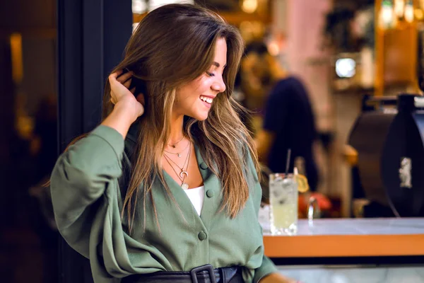 Jolie Femme Souriante Avec Limonade Dans Café — Photo