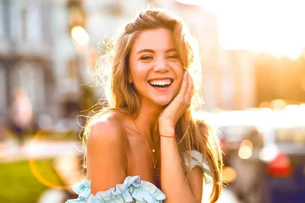 Usmívající Šťastná Krásná Žena Pózující Ulici — Stock fotografie