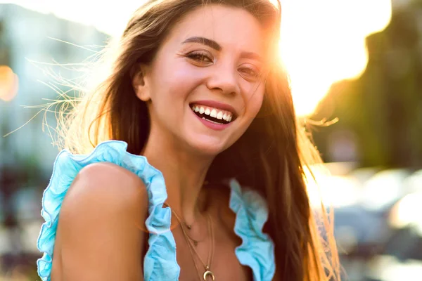 Sonriente Hermosa Mujer Posando Calle — Foto de Stock