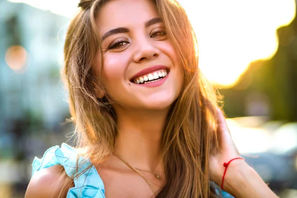 Glimlachende Mooie Vrouw Blauwe Jurk Poseren Straat — Stockfoto