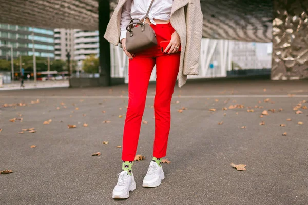 Mujer Joven Sosteniendo Smartphone — Foto de Stock