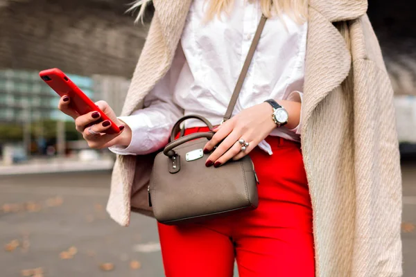 Mujer Joven Sosteniendo Smartphone — Foto de Stock