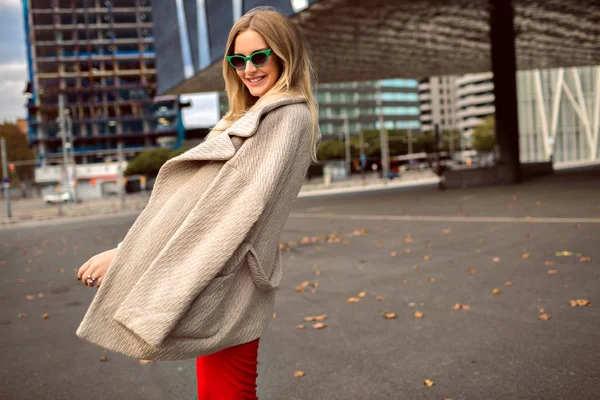 Joven Hermosa Mujer Gafas Sol Posando Ciudad — Foto de Stock