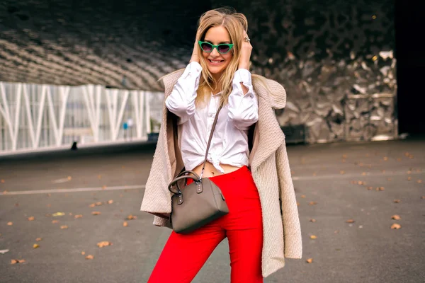 Joven Hermosa Mujer Gafas Sol Posando Ciudad — Foto de Stock