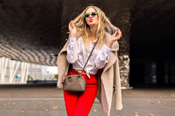 Joven Hermosa Mujer Gafas Sol Posando Ciudad —  Fotos de Stock