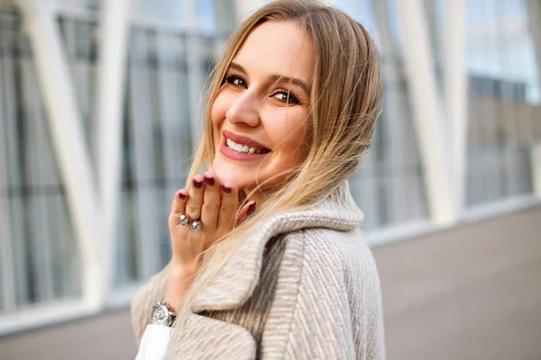 Jong Mooi Vrouw Jas Poseren — Stockfoto