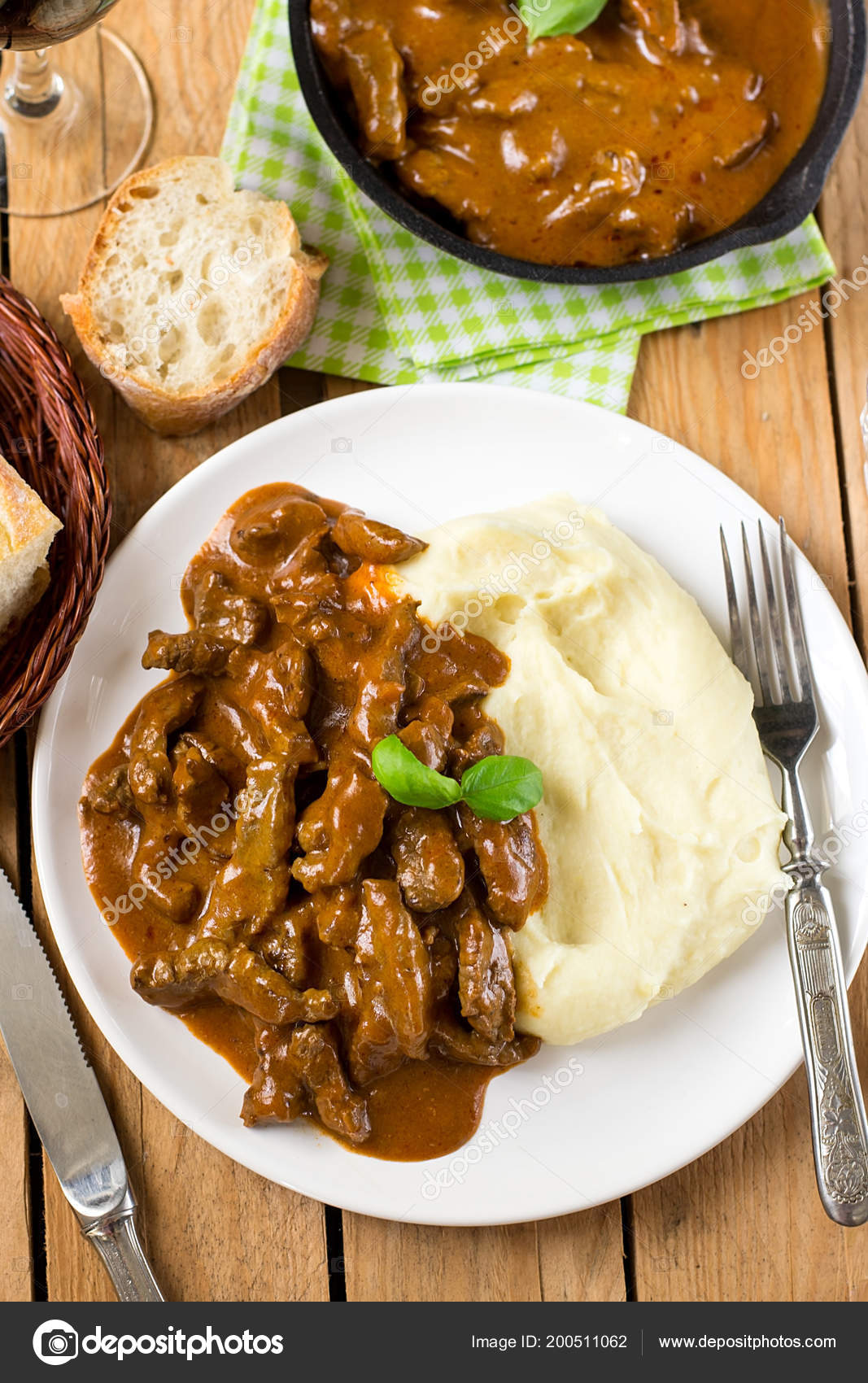 Stroganoff de carne em molho de tomate com creme de leite fotos