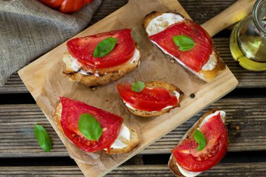 Izgara ekmek mayonez, sulu domates ve fesleğen yaprağı ile tepesinde