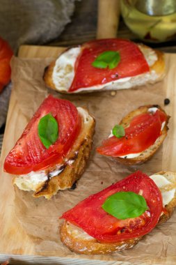 Izgara ekmek mayonez, sulu domates ve fesleğen yaprağı ile tepesinde