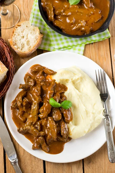 Sığır straganof içinde domates et suyu ekşi krema ile