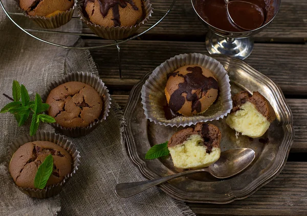 Marmorkuchenmuffins Mit Schokoladenglasur — Stockfoto