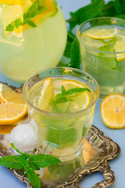ミントと氷と甘いレモン飲料レモネード — ストック写真