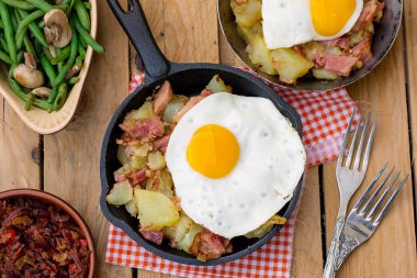 İsveçli patates karma ile domuz eti ve yumurta Pyttipanna