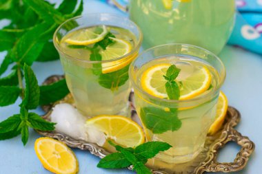 Tatlı limon nane ve buz küpleri ile alkolsüz içecek limonata