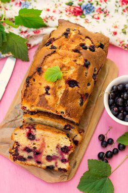 Blackcurrants tatlı ile ev yapımı tatlı pasta