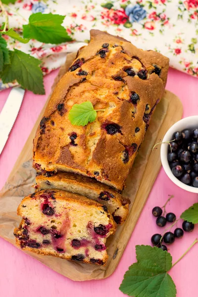 Pastel Dulce Casero Con Grosellas Negras Postre — Foto de Stock