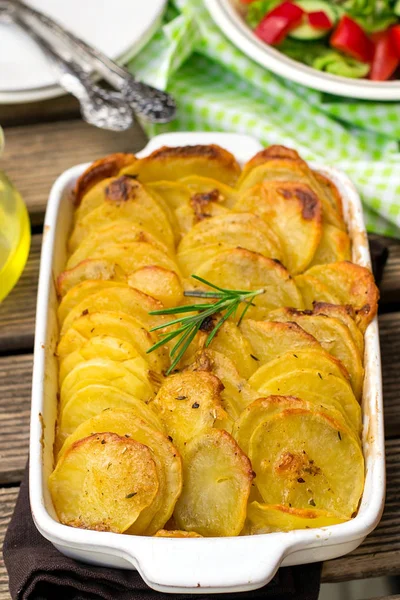 Bakade Krispiga Potatisskivor Med Rosmarin Serveras Med Grönsakssallad — Stockfoto