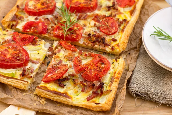 Bladerdeeg Taart Pizza Stijl Met Tomaten Courgette Spek — Stockfoto