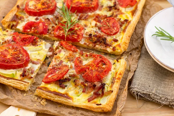 Puf böreği tart pizza stiliyle domates, kabak ve pastırma