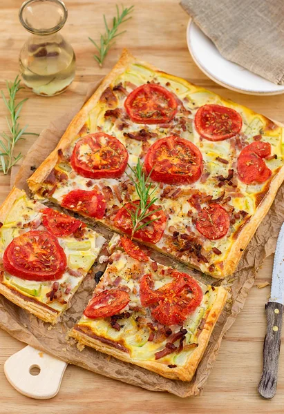 Bladerdeeg Taart Pizza Stijl Met Tomaten Courgette Spek — Stockfoto