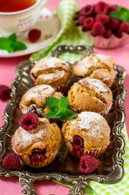 Çay ve tatlı tatlı ev yapımı ahududu kek