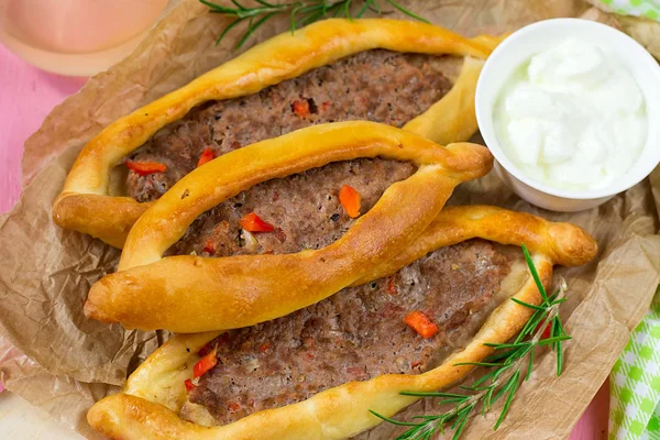 Pizza Turcească Pide Carne Măcinată Ardei Gras — Fotografie, imagine de stoc