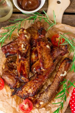 Pişmiş Barbekü domuz eti riblets sarımsak ve biberiye ile yedek kaburga sırlı