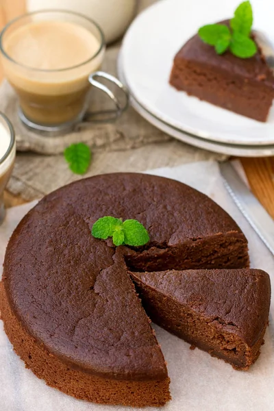 自制巧克力软糖蛋糕 用一片薄荷来煮咖啡 — 图库照片