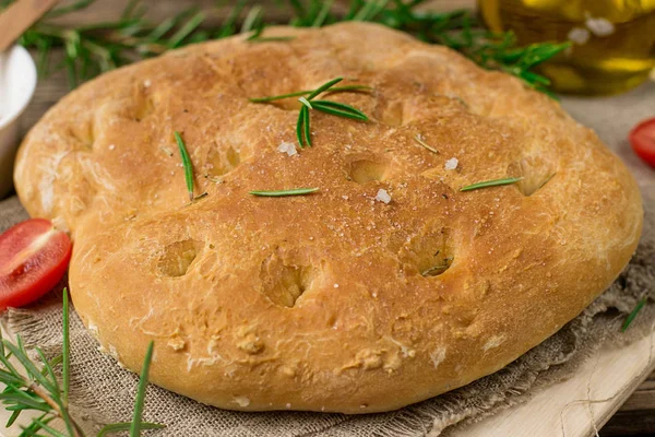 Plochý Zapékané Italský Chléb Focaccia Rozmarýnem Moře Sůl — Stock fotografie