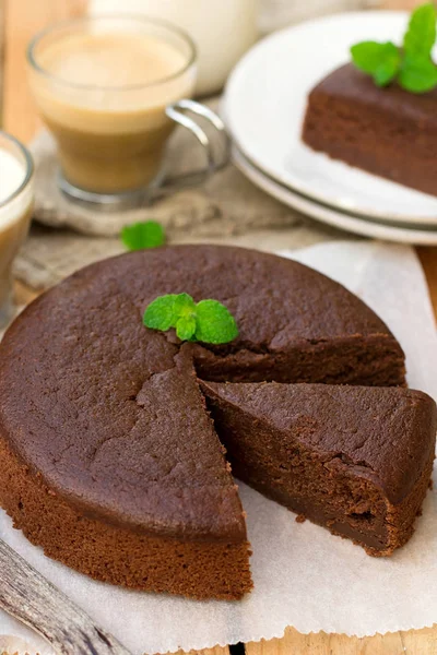 Hemmagjord Chokladfondant Tårta Med Fyllig Fyllning Med Ett Blad Mynta — Stockfoto