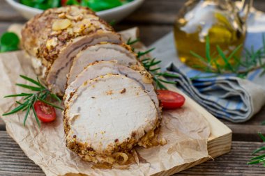 Hardal ve soğan turşusu rosemary ile Domuz loin kızartma