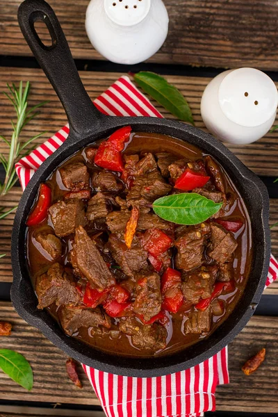 Beef stew with bell peppers, tomatoes and red wine — Stock Image Beef Stew Bell Peppers Tomatoes Red Wine Stock Picture