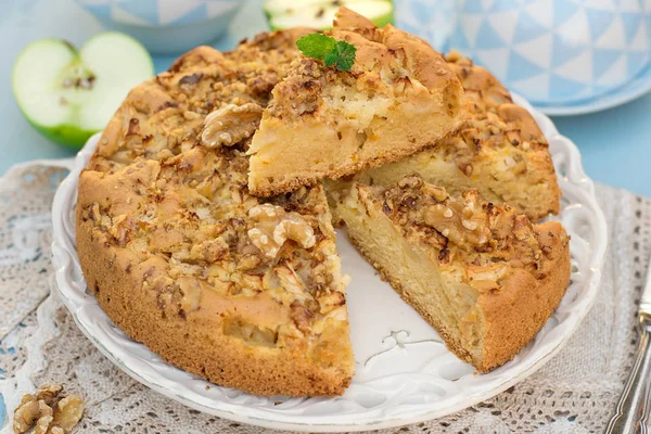 Sweet cake with apples and walnuts — Stock Photo, Image