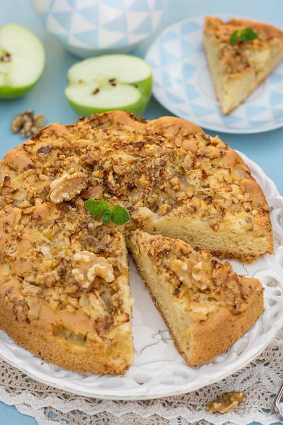 Zoete cake met appels en walnoten — Stockfoto