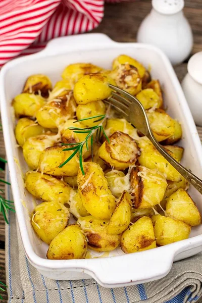 Жареный картофель, запеченный с сыром — стоковое фото