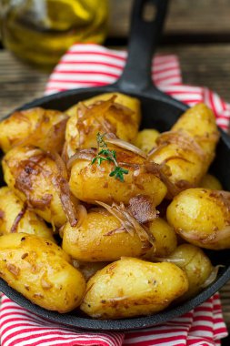 Soya sosuna kavrulmuş bebek patates soğan karamelize