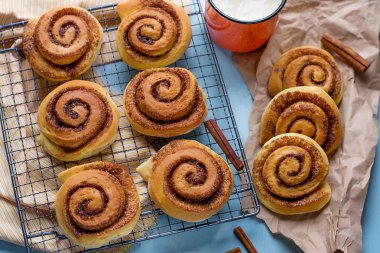 Tatlı tarçın rulo girdap krem peynir sır ile