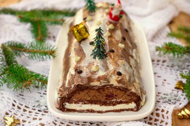 Tatlı Noel kek Yule log çikolata mousse ve kiraz