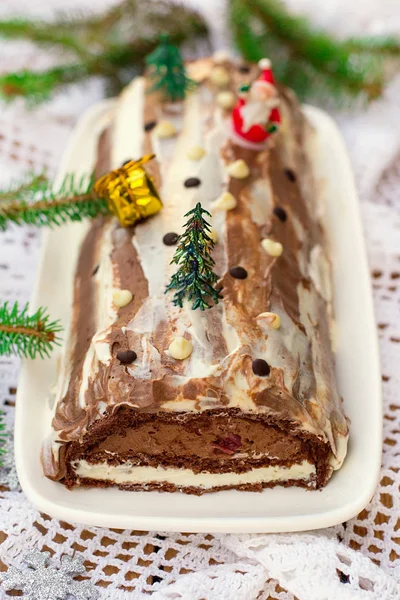 Süße Weihnachtskuchen yule log mit Schokoladenmousse und Kirschen — Stockfoto