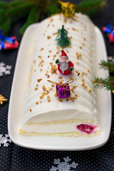 甜圣诞蛋糕 Yule Log 与奶油奶酪 面膜和覆盆子 芝士蛋糕风格 — 图库照片