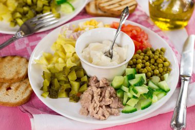 Doğranmış sebze, yumurta ve konserve morina karaciğer Cobb tarzı patates salatası