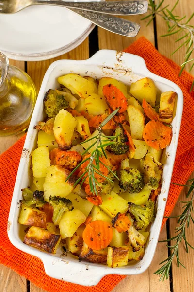 Hälsosam Bakade Grönsaker Potatis Morötter Blomkål Och Broccoli Senapssås — Stockfoto