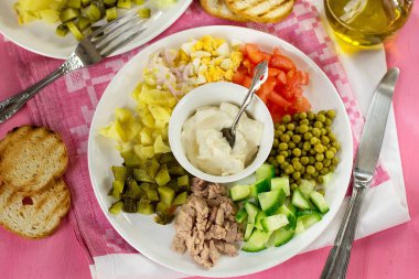 Doğranmış sebze, yumurta ve konserve morina karaciğer Cobb tarzı patates salatası