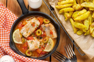 Zeytin, limon ve domates domates soslu pişmiş morina balığı